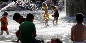 Καιρός για μπάνιο και την Πέμπτη: Πολύ υψηλές θερμοκρασίες σε όλη τη χώρα