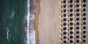 Η παραλία Λαγκουβάρδος (Φωτογραφία: ΑΝΤΩΝΗΣ ΝΙΚΟΛΟΠΟΥΛΟΣ/EUROKINISSI)