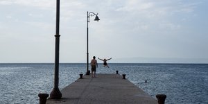 Παιδιά κάνουν βουτιές από προβλήτα στην Αγία Τριάδα Θεσσαλονίκης (Φωτογραφία: Konstantinos Tsakalidis / SOOC)