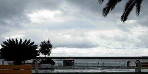 Συννεφιασμένος και βροχερός ο καιρός