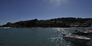 Καιρός για βουτιές και σήμερα (Φωτογραφία: EUROKINISSI/ΘΑΝΑΣΗΣ ΚΑΛΛΙΑΡΑΣ)