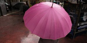Απαραίτητη η ομπρέλα σε αρκετές περιοχές σήμερα (Φωτογραφία: EUROKINISSI/ΓΙΑΝΝΗΣ ΠΑΝΑΓΟΠΟΥΛΟΣ)
