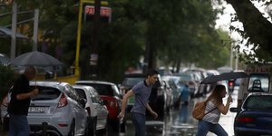 Απαραίτητη θα είναι η ομπρέλα σε πολλές περιοχές την Πέμπτη (Φωτογραφία: EUROKINISSI)