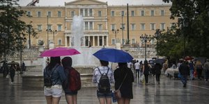 Συνεχίζονται οι βροχές και σήμερα (Φωτογραφία: EUROKINISSI/ΓΙΩΡΓΟΣ ΚΟΝΤΑΡΙΝΗΣ)