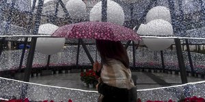 Γυναίκα στην βροχή/ Φωτογραφία: INTIME NEWS- ΒΑΡΑΚΛΑΣ ΜΙΧΑΛΗΣ