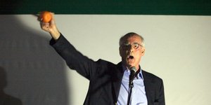 Πέταξαν νεράντζια στον Κακλαμάνη στη Νέα Σμύρνη [εικόνες]