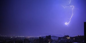 Αστραπή στην Αθήνα (Φωτογραφία: EUROKINISSI/ΘΟΔΩΡΗΣ ΚΑΡΑΚΟΖΙΔΗΣ)