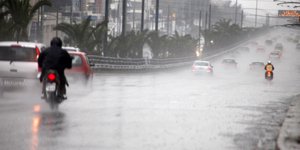 Η καταιγίδα και το χαλάζι έφεραν χάος στους δρόμους