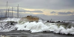Σαρώνουν οι άνεμοι τα πελάγη με 9 μποφόρ – Δεμένα τα πλοία στα λιμάνια
