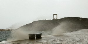 Η Πορτάρα της Νάξου σαρώνεται από ανέμους κα κύματα -Φωτογραφία: naxostimes.gr