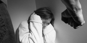 Κακοποίησε και τύφλωσε την σύντροφό του και μητέρα των παιδιών του