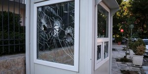 Καταδρομική επίθεση του Ρουβίκωνα στην πρεσβεία του Ιράν (Φωτογραφία: EUROKINISSI/ΒΑΣΙΛΗΣ ΡΕΜΠΑΠΗΣ)