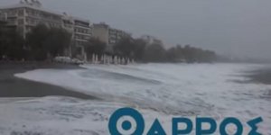 Τα κύματα έχουν παρασύρει ομπρέλες και καρέκλες στην Καλαμάτα. Φωτογραφία: tharrosnews