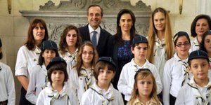 Είπαν τα κάλαντα στον Σαμαρά [βίντεο]