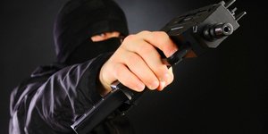 Οπλισμένοι με Καλάσνικοφ τρομοκράτησαν όλους τους ηλικιωμένους ενός χωριού