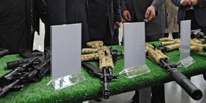 Φτηνότερα δίνει σε δημοσιογράφους τα όπλα του ο όμιλος «Καλάσνικοφ» (Φωτογραφία: AP/ Mikhail Klimentyev)