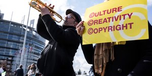 Καλλιτέχνες πανηγυρίζουν για τα πνευματικά δικαιώματα (Φωτογραφία: AP Photo/Jean-Francois Badias)