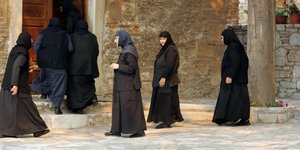 Οι ...λεπτοί μοναχοί και οι παχουλές καλόγριες!