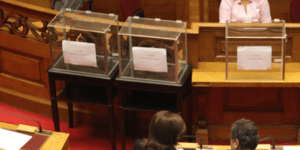 Η κυβέρνηση θέλει 3 κάλπες - Η αντιπολίτευση 4 και καταγγέλει πραξικόπημα