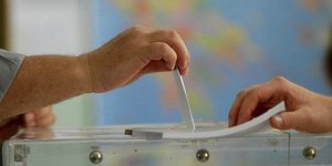 Η κυβέρνηση με τροπολογία βάζει τέλος στη διαμάχη με τον ΣΥΡΙΖΑ για το χρόνο διε