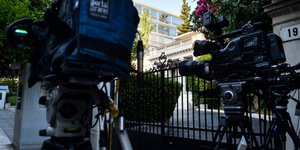 Κάμερες έξω από το Μέγαρο Μαξίμου / Φωτογραφία: Eurokinissi/ΜΠΟΛΑΡΗ ΤΑΤΙΑΝΑ