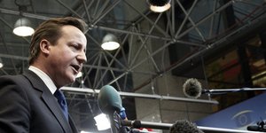 Ο Κάμερον αποζημιώνει τους Βρετανούς στρατιωτικούς που υπηρετούν στην Κύπρο και 