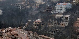 Καμένο σπίτι από τις πυρκαγιές /Φωτογραφία intime news