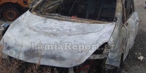 Το καμένο αυτοκίνητο των φιλάθλων της ΑΕΚ (Φωτογραφία: lamiareport)