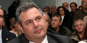 Θίασο με ροζ ρόμπα χαρακτήρισε τον Πάγκαλο ο Πάνος Καμμένος