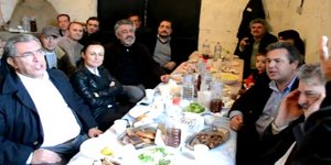 Ο Πάνος Καμμένος τραγουδάει «Πότε θα κάνει ξαστεριά» με συνοδεία λύρας [βίντεο]