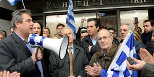 Ο Καμμένος στους δρόμους με ντουντούκα την ώρα που τα πρώην στελέχη του έφτιαχνα