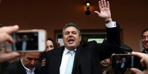 O Kαμμένος και οι βουλευτές του στο Καλλιμάρμαρο στο πλευρό των ενστόλων
