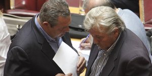 Ο Πάνος Καμμένος συζητάει με τον Θανάση Παπαχριστόπουλο / Φωτογραφία: Eurokinissi