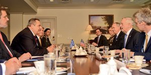 Ο Πάνος Καμμένος στη συνάντησή του με τον Υπουργό Άμυνας των ΗΠΑ James Mattis στην Ουάσινγκτον / Φωτογραφία: ΥΠΕΘΑ