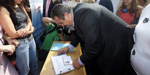 Στο Σύνταγμα ο Καμμένος μαζεύει υπογραφές για να συσταθεί εξεταστική για το Μνημ