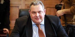Tweet με έπαρση σημαίας από τον Καμμένο πριν από τη συνάντηση με τον Τσίπρα