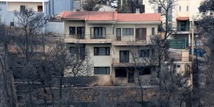 Καμμένο σπίτι από τις πυρκαγιές /Φωτογραφία intime news
