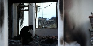 Καμένο σπίτι από τις πυρκαγιές /Φωτογραφία intime news