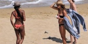 Οταν το μαγιό της Ναόμι Κάμπελ... αυτονομήθηκε και αποκαλύφθηκαν τα οπίσθιά της