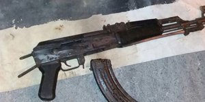 Ενα καλάσνικοφ βρήκε το Λιμενικό στο σκάφος με την κάνναβη 