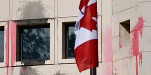 Η πρεσβεία του Καναδά μετά την επίθεση του Ρουβίκωνα (Φωτογραφία: IntimeNews/ΒΑΡΑΚΛΑΣ ΜΙΧΑΛΗΣ)