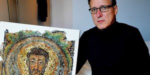 Ο Άρθουρ Μπραντ με το ψηφιδωτό του Απόστολου Παύλου. Φωτογραφία: YouTube 