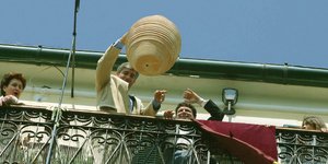 Εφαγε στο κεφάλι τεράστιο κανάτι και τη γλίτωσε με μια μελανιά [βίντεο]