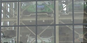 Ενα γιγάντιο αυτόματο μηχάνημα γεμάτο αυτοκίνητα -Τα νοικιάζουν με μία κίνηση [β