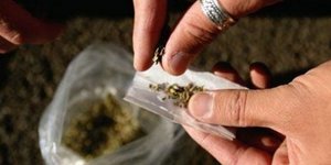 Τριανταεπτάχρονη μητέρα έβαζε τον γιό της να πουλάει ναρκωτικά
