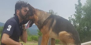 Ο Φαμπιάνο Ετόρε με τον τετράποδο ήρωα (Φωτογραφία: Facebook)
