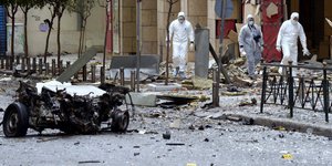 Απίστευτο: Βρέθηκε το καπό του αυτοκινήτου -βόμβα στην ταράτσα πενταώροφης πολυκ