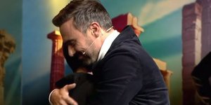 Ο Γιώργος Καπουτζίδης και ο διαγωνιζόμενος/ Στιγμιότυπο από το Ελλάδα έχεις ταλέντο 