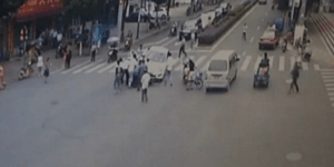 Πεζοί στην Κίνα σηκώνουν αυτοκίνητο για να σώσουν τον ηλικιωμένο που καταπλάκωσε