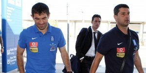 Η στιγμή που ο Καραγκούνης πάτησε στο Ελ. Βενιζέλος –Η υποδοχή από τα τρία του π
